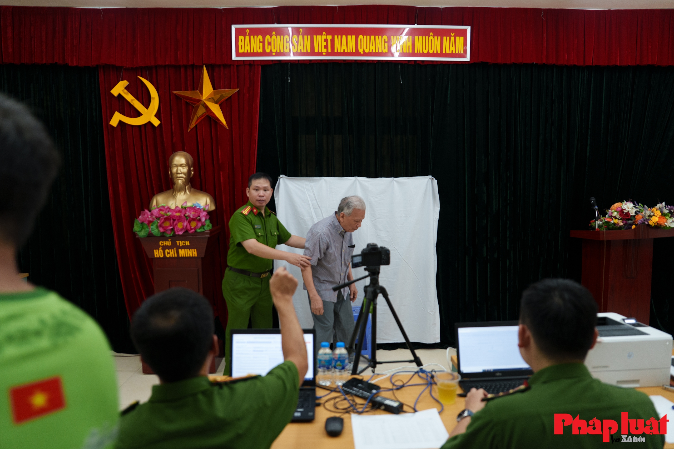 Phường Hoàn Kiếm “vượt nắng – thắng mưa” hoàn thành tiến độ cấp đổi thẻ đảng viên