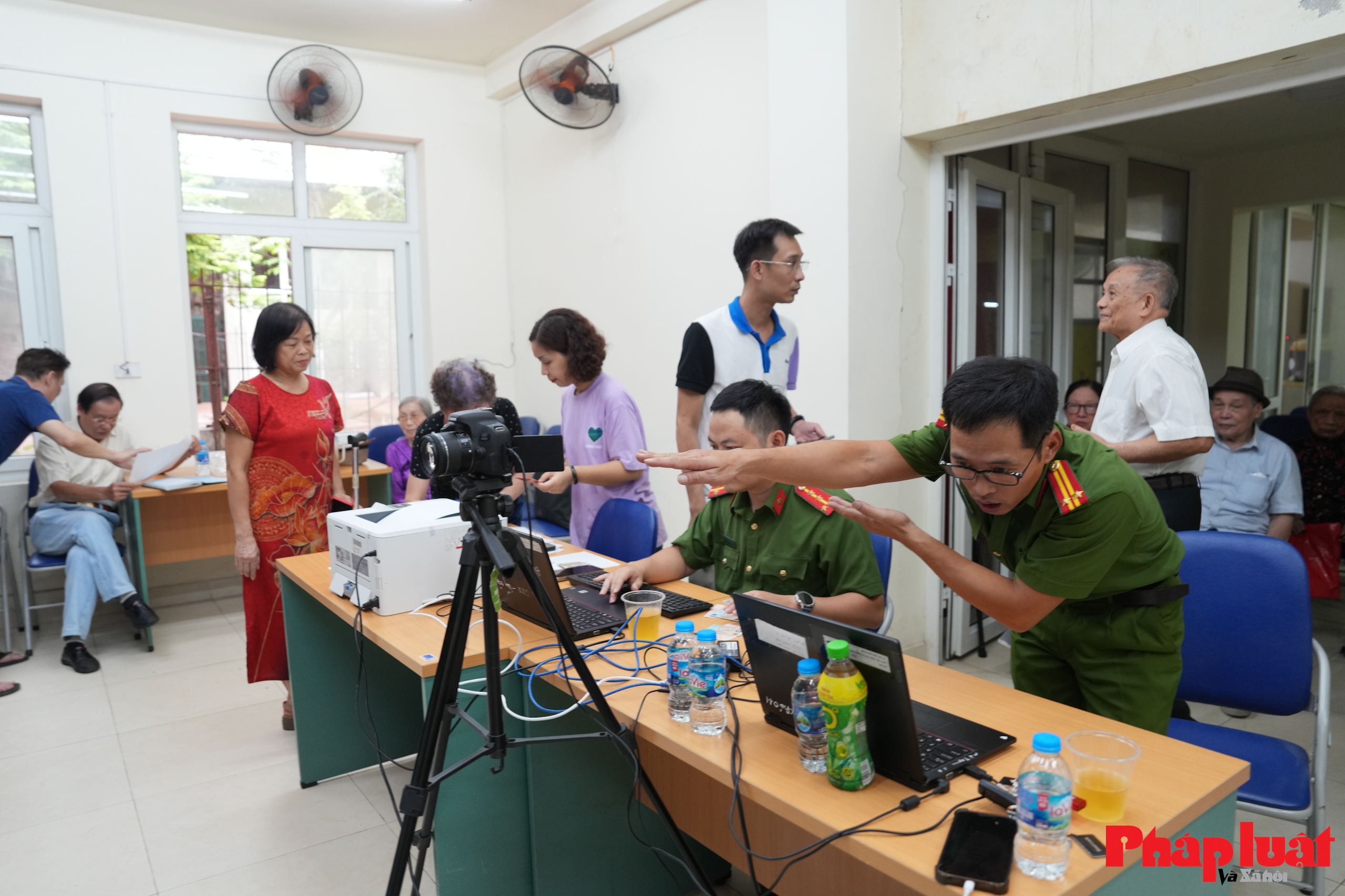 Phường Hoàn Kiếm “vượt nắng – thắng mưa” hoàn thành tiến độ cấp đổi thẻ đảng viên