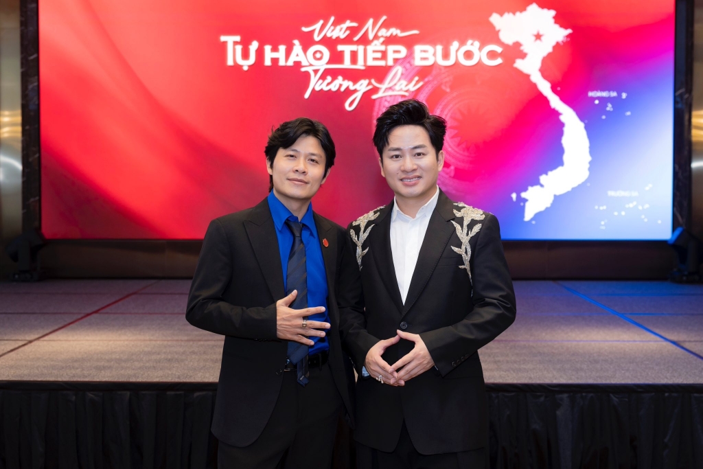 “Siêu phẩm” mới của Tùng Dương và Nguyễn Văn Chung tiếp tục gây “bão”