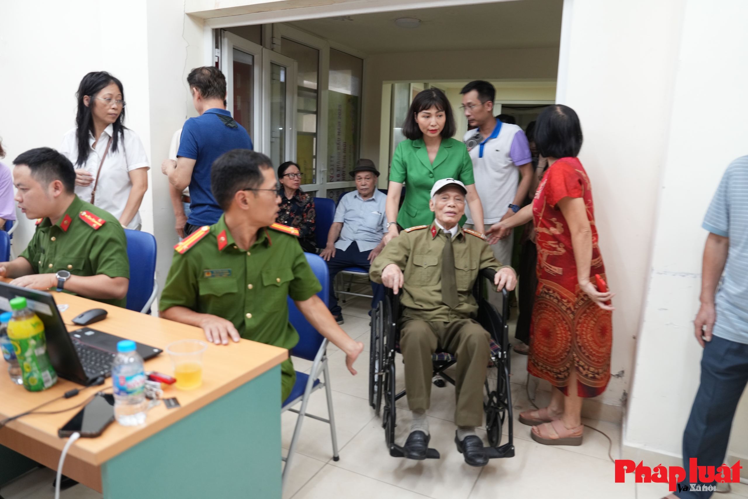 Phường Hoàn Kiếm “vượt nắng – thắng mưa” hoàn thành tiến độ cấp đổi thẻ đảng viên