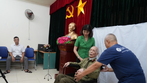 Phường Hoàn Kiếm “vượt nắng – thắng mưa” hoàn thành tiến độ cấp đổi thẻ đảng viên