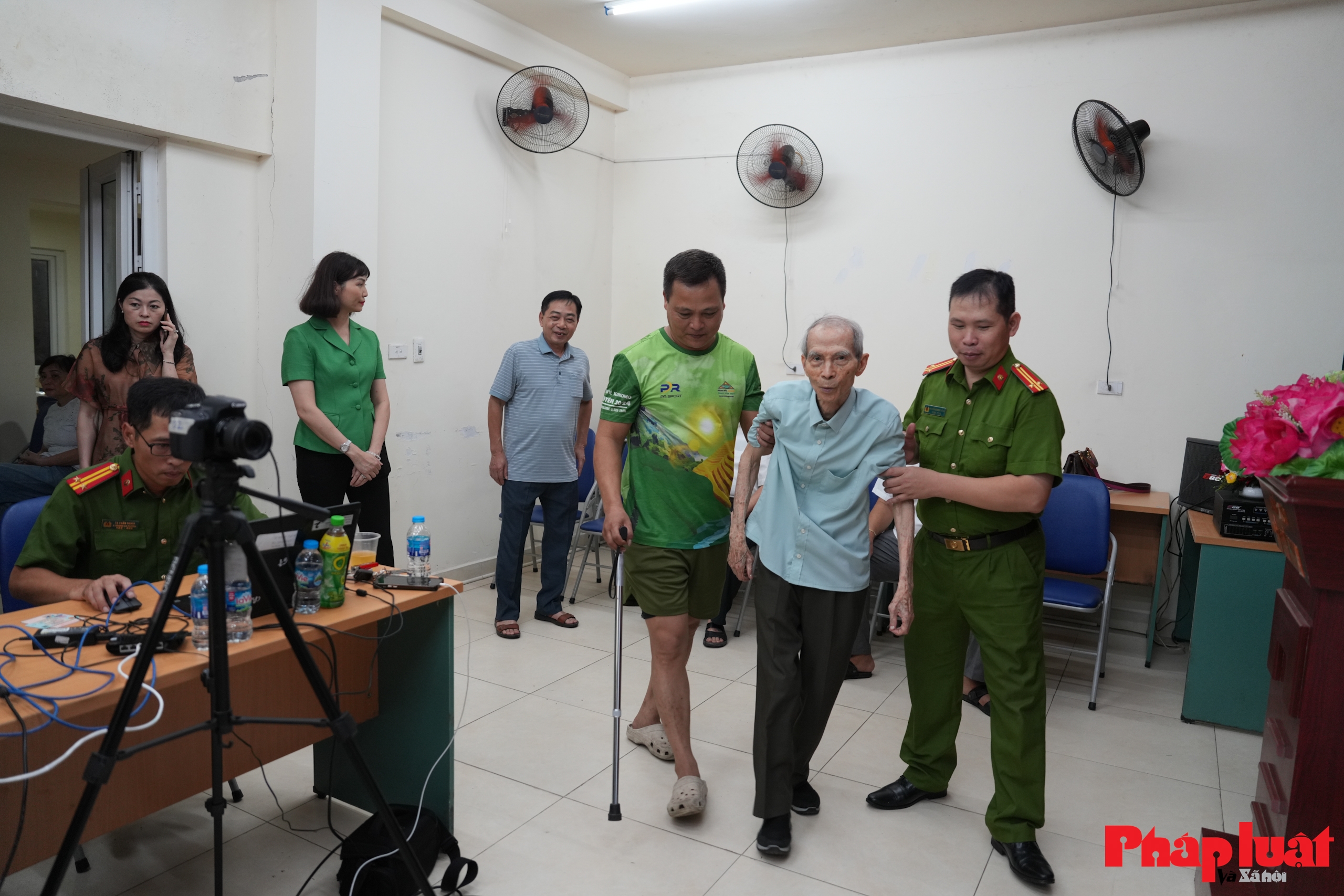 Phường Hoàn Kiếm “vượt nắng – thắng mưa” hoàn thành tiến độ cấp đổi thẻ đảng viên