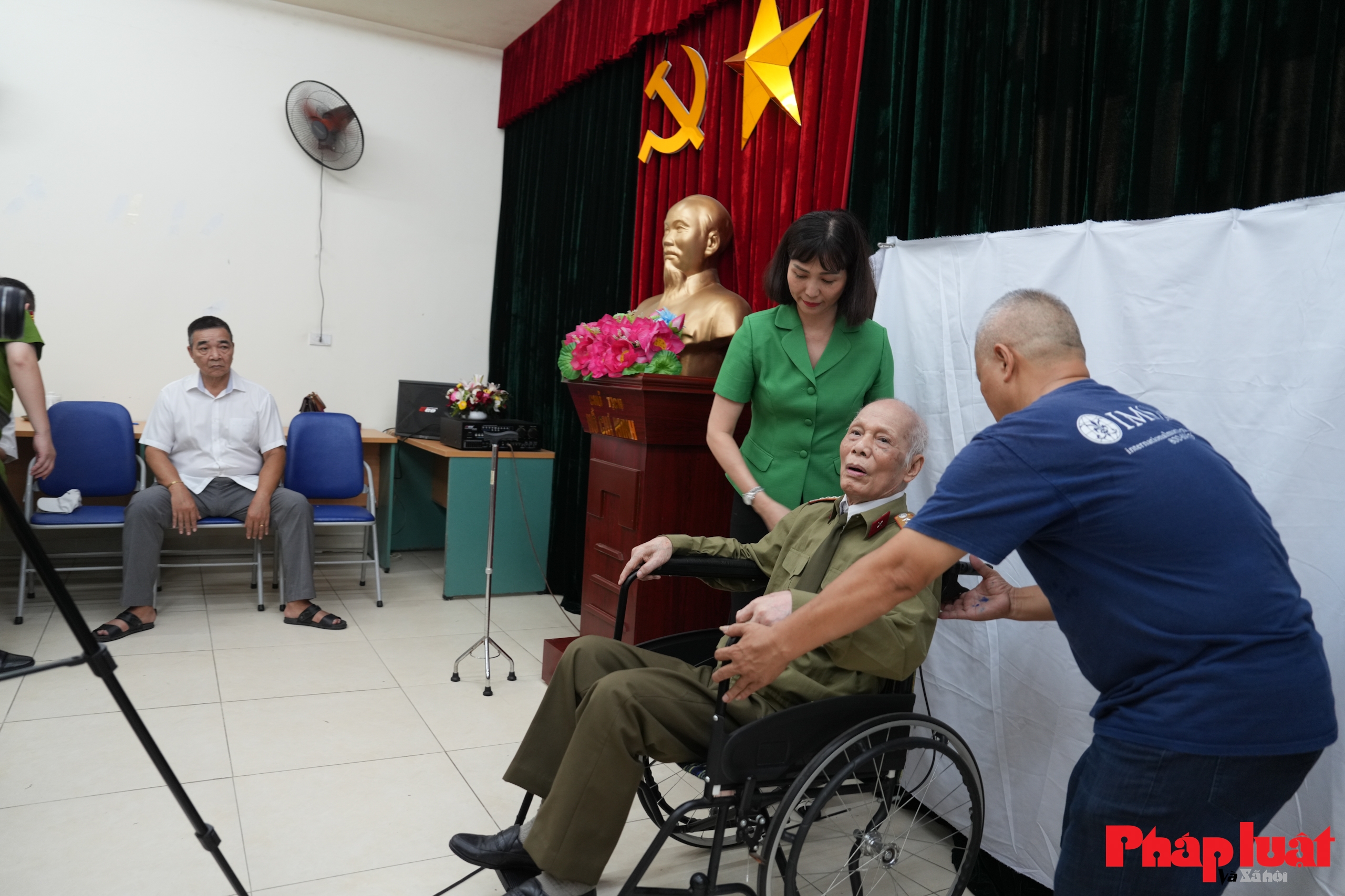 Phường Hoàn Kiếm “vượt nắng – thắng mưa” hoàn thành tiến độ cấp đổi thẻ đảng viên