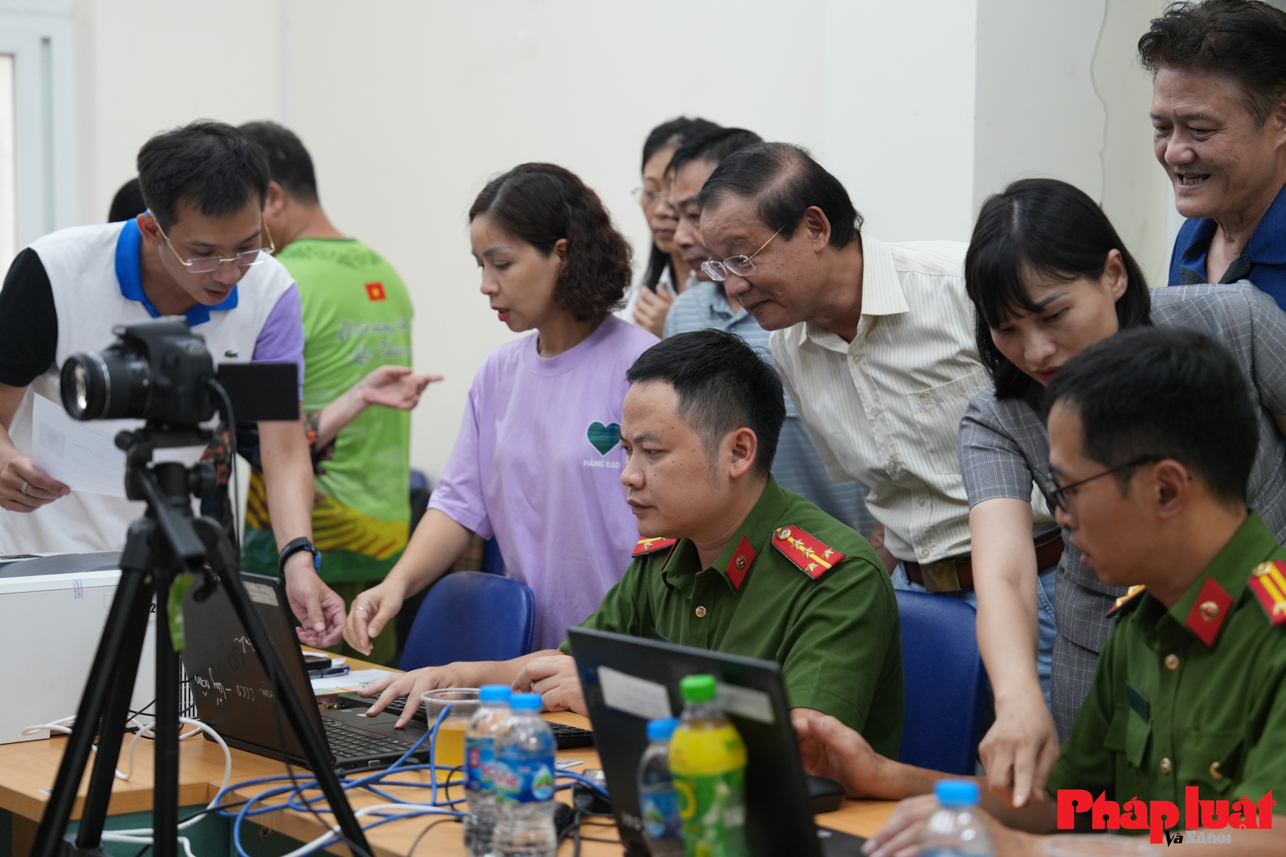 Phường Hoàn Kiếm “vượt nắng – thắng mưa” hoàn thành tiến độ cấp đổi thẻ đảng viên