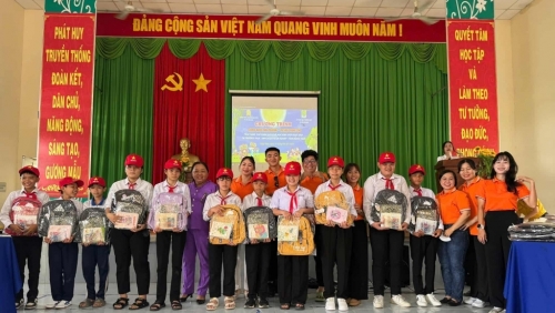 Khi tình yêu nghề hóa thành những món quà đến học sinh khó khăn