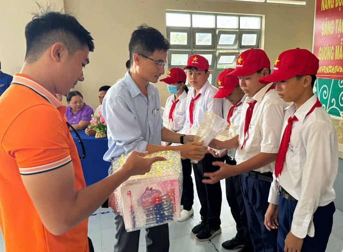 Những phần quà thật ý nghĩa đến tận tay các em, Ảnh: VD