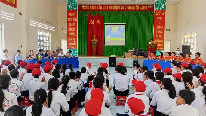 Các em học sinh háo hức chờ đón những phàn quà, Ảnh: VD