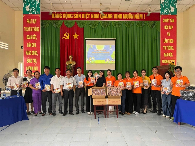 Khi tình yêu nghề hóa thành những món quà đến học sinh khó khăn