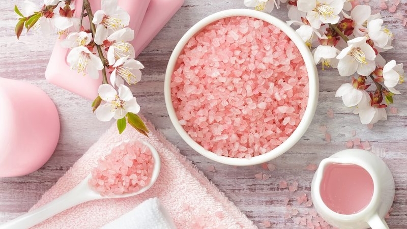 Muối hồng và muối trắng: chọn loại nào có lợi cho sức khỏe hơn?