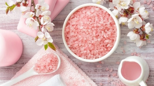 Muối hồng và muối trắng: chọn loại nào có lợi cho sức khỏe hơn?