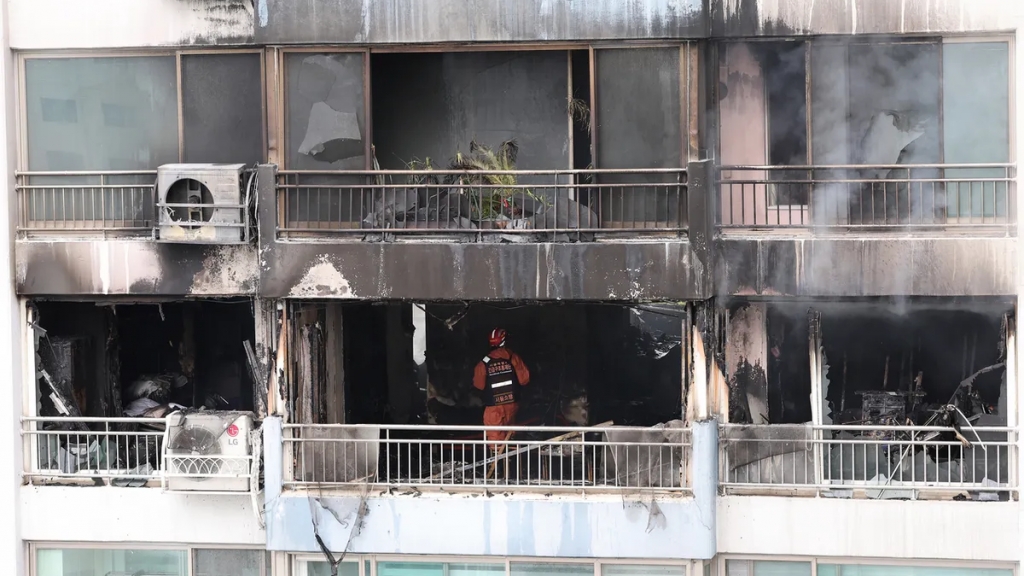 Cháy lớn tại một chung cư khiến 2 người tử vong