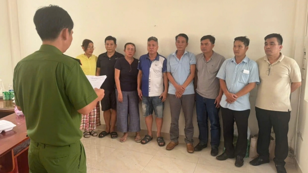 Bí mật bên trong ga ra sửa xe ô tô trên đường Tôn Đức Thắng