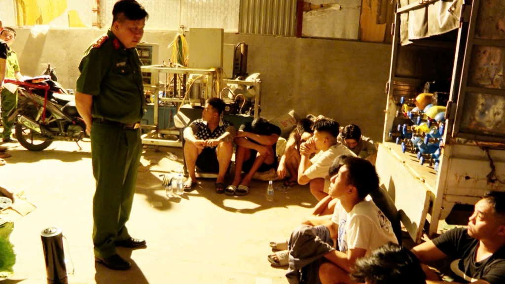 Các đối tượng thời điểm bị bắt quả tang. Ảnh: CQCA Các đối tượng thời điểm bị bắt quả tang. Ảnh: CQCA