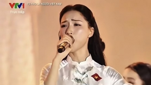 Ca khúc nhạc phim "Mưa đỏ" lần đầu được Hòa Minzy biểu diễn trên sân khấu 30.000 khán giả