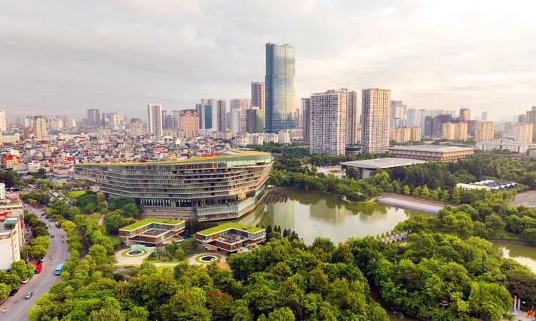 Đặc biệt, Luật cho phép Hà Nội chủ động xác định và điều chỉnh phân vùng môi trường trong Quy hoạch Thủ đô, thay vì phụ thuộc hoàn toàn vào quy định chung của cả nước. Điều này đồng nghĩa với việc thành phố có thể xây dựng các vùng bảo vệ nghiêm ngặt, vùng hạn chế phát thải, vùng sản xuất công nghiệp tập trung, hay vùng nông nghiệp sinh thái, phù hợp với điều kiện thực tế.