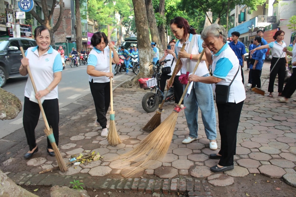 Để cơ chế phân vùng môi trường và vùng phát thải thấp thực sự phát huy hiệu quả, các chuyên gia khuyến nghị Hà Nội cần xây dựng chương trình hành động ưu tiên với những nhiệm vụ cụ thể: Quản lý chất lượng không khí theo thời gian thực, công khai dữ liệu cho người dân. Giảm phát thải từ giao thông, xây dựng, công nghiệp và nông nghiệp. 