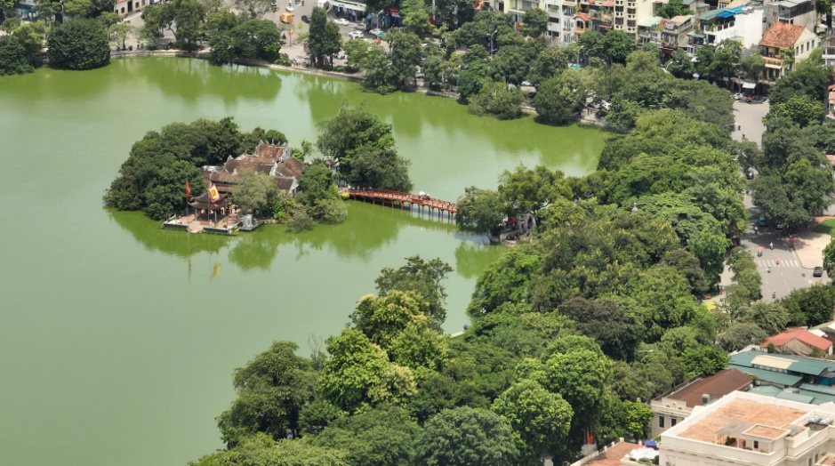 Trên nền tảng phân vùng môi trường, Hà Nội đã có bước đi đột phá khi HĐND thành phố quyết định thí điểm xây dựng vùng phát thải thấp giai đoạn 2025–2030 tại quận Hoàn Kiếm và một phần Ba Đình – khu vực trung tâm chính trị, văn hóa, du lịch của Thủ đô. Ảnh: Phạm Hùng