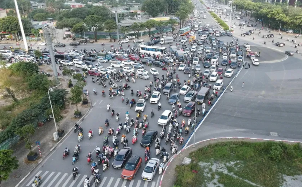 Các biện pháp sẽ được áp dụng đồng bộ, bao gồm: •	Hạn chế hoạt động của phương tiện cá nhân, đặc biệt là phương tiện cũ, phát thải cao. •	Khuyến khích, ưu tiên phương tiện xanh như xe điện, phương tiện công cộng, xe đạp công cộng. •	Triển khai hệ thống giao thông công cộng hiện đại, kết nối vùng trung tâm với khu vực lân cận. •	Khuyến khích doanh nghiệp, dịch vụ sử dụng công nghệ sạch, tiết kiệm năng lượng.