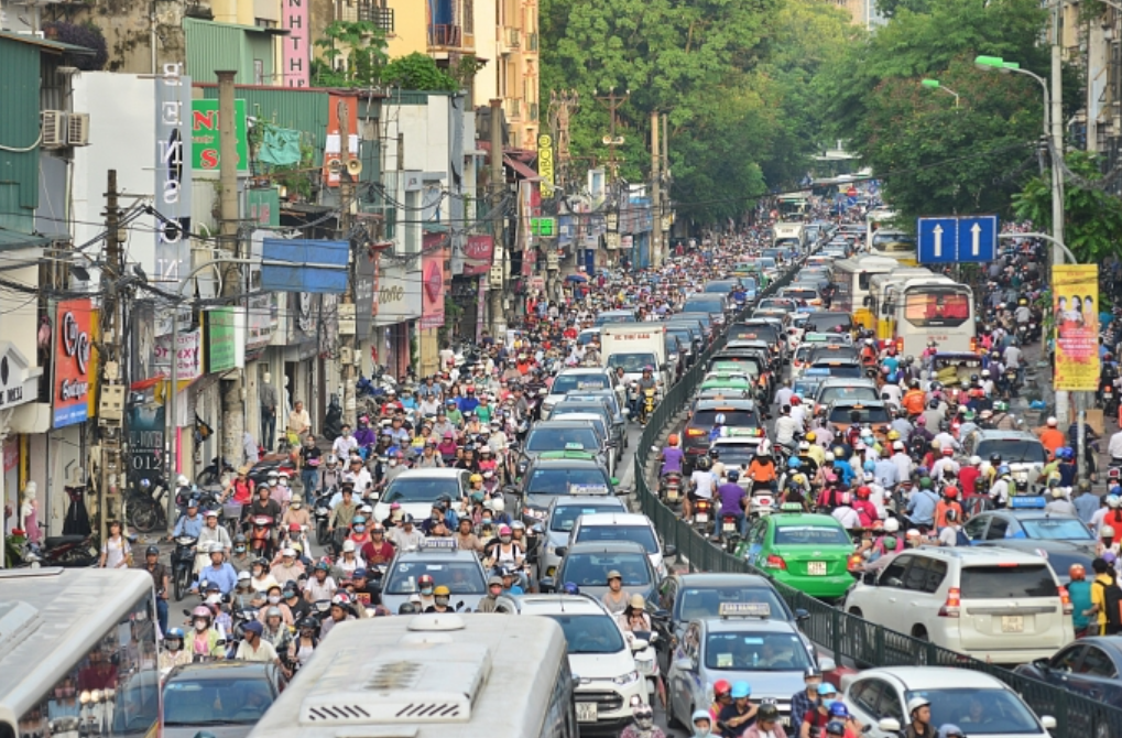 Điểm đáng chú ý là hệ thống tiêu chuẩn, quy chuẩn về môi trường áp dụng cho Hà Nội cao hơn mức trung bình của cả nước, trong khi lại chưa có bộ tiêu chí riêng để kiểm soát khí thải phương tiện giao thông – nguồn gây ô nhiễm chính. Điều này dẫn đến những bất cập: thành phố muốn siết chặt quản lý nhưng thiếu cơ sở pháp lý đặc thù, các chính sách khó triển khai đồng bộ. Ảnh: Khánh Huy