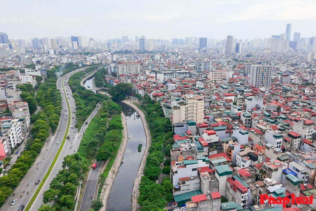 Trong nhiều năm qua, Hà Nội đã triển khai đồng bộ các giải pháp về quy hoạch đô thị, phát triển giao thông, mở rộng không gian xanh, đầu tư các nhà máy xử lý nước thải và rác thải. Tuy nhiên, thực tế cho thấy ô nhiễm không khí, đặc biệt từ hoạt động giao thông và xây dựng, vẫn ở mức báo động; nhiều dòng sông, hồ vẫn bị ô nhiễm nặng nề, ảnh hưởng đến sinh kế và đời sống người dân. Ảnh: Khánh Huy