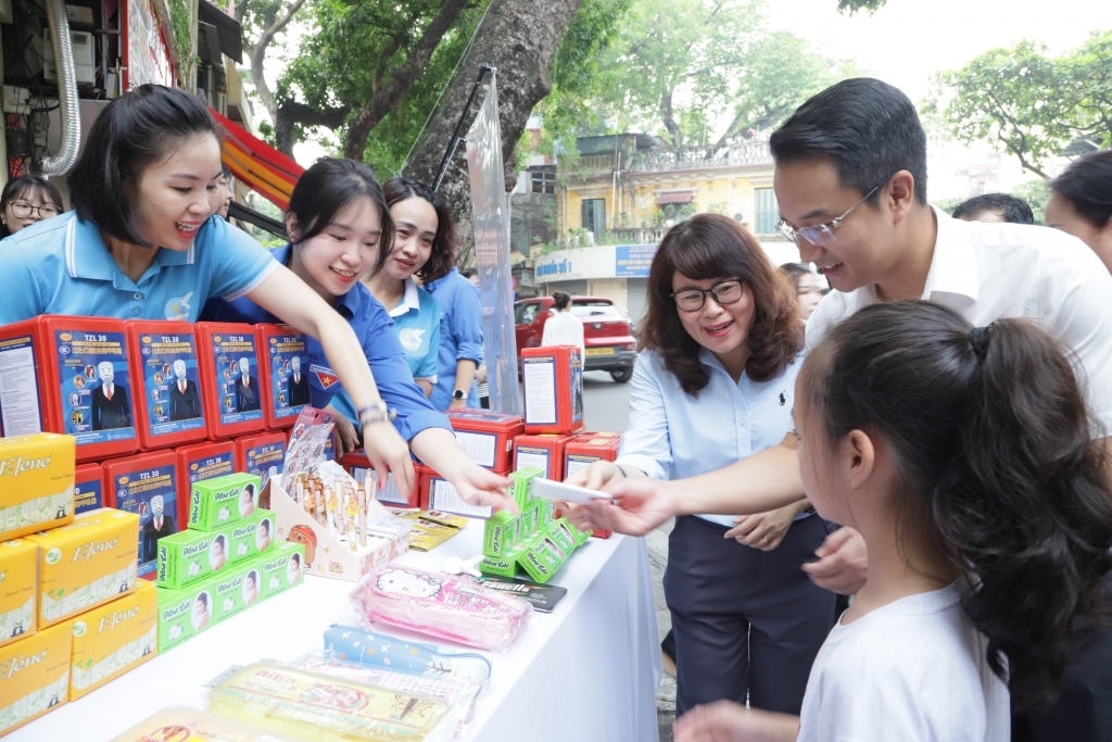 với Luật Thủ đô 2024 và những nghị quyết cụ thể hóa như Nghị quyết 34/2024/NQ-HĐND, Hà Nội đang tiên phong trong việc xây dựng mô hình quản lý môi trường đô thị đặc thù. Nếu thành công, đây sẽ là bước ngoặt giúp Thủ đô không chỉ giải quyết các thách thức ô nhiễm hiện nay mà còn trở thành hình mẫu của cả nước về phát triển xanh, bền vững trong tương lai.