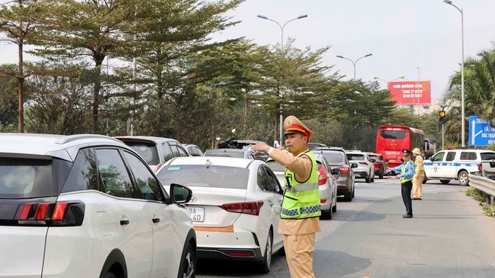Công an TP Hà Nội phân luồng giao thông trong ngày 19/8/2025