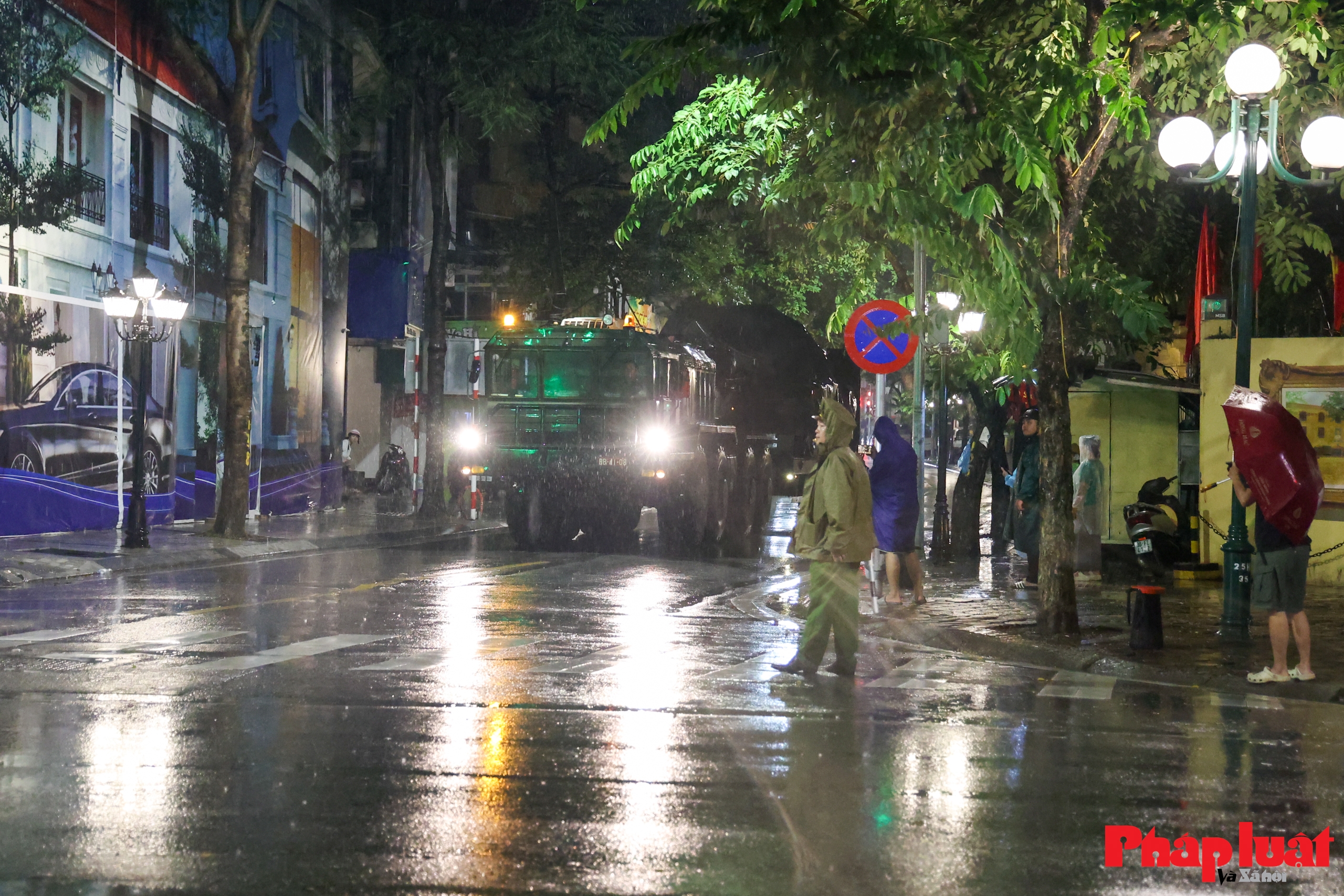 Hà Nội đón đoàn xe pháo quân sự tiến vào trung tâm, sẵn sàng cho lễ kỷ niệm 80 năm Quốc khánh