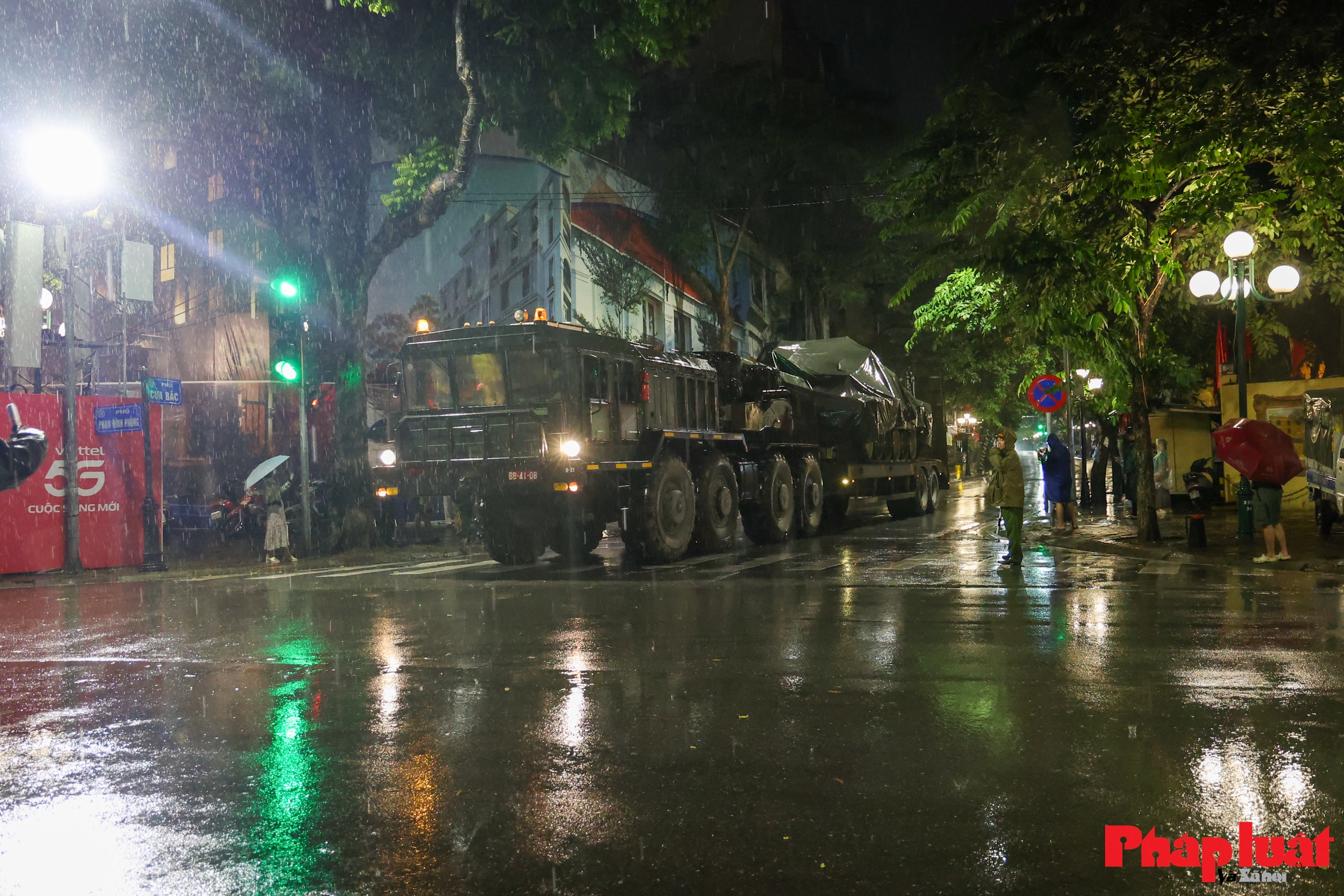 Hà Nội đón đoàn xe pháo quân sự tiến vào trung tâm, sẵn sàng cho lễ kỷ niệm 80 năm Quốc khánh