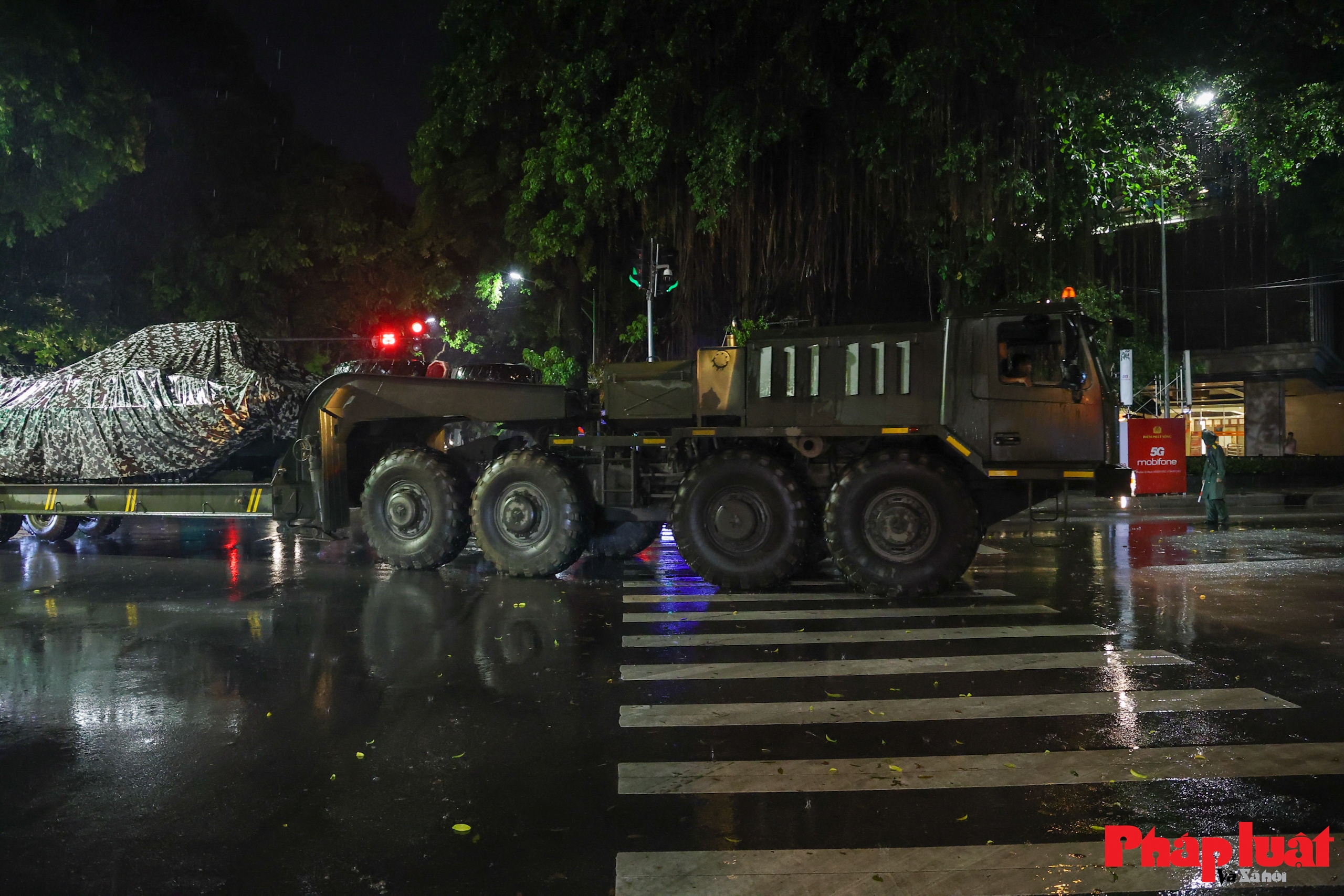 Hà Nội đón đoàn xe pháo quân sự tiến vào trung tâm, sẵn sàng cho lễ kỷ niệm 80 năm Quốc khánh