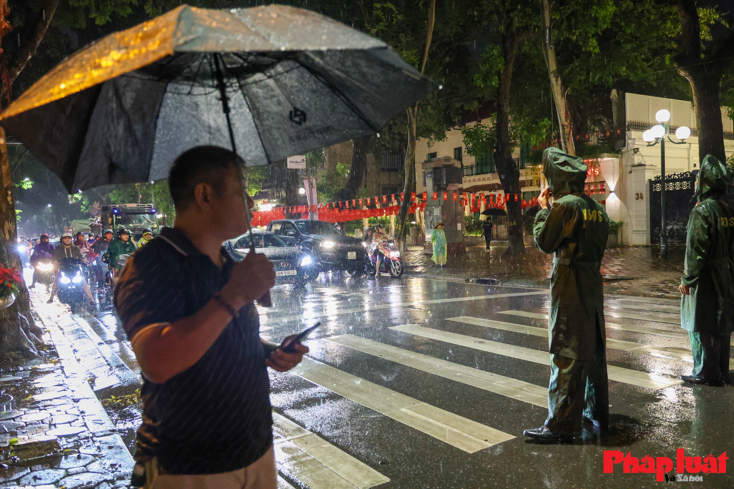 Hà Nội đón đoàn xe pháo quân sự tiến vào trung tâm, sẵn sàng cho lễ kỷ niệm 80 năm Quốc khánh