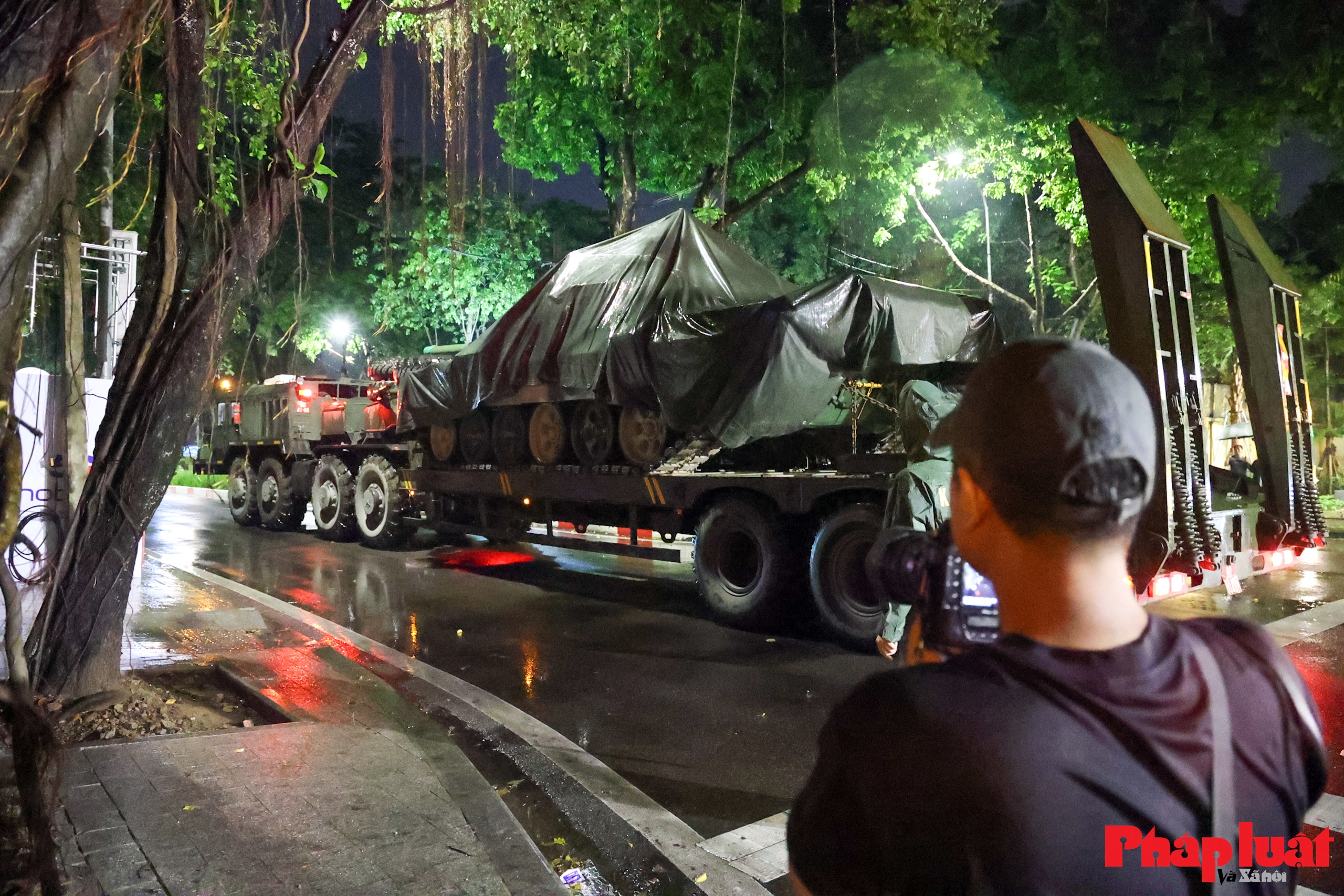 Hà Nội đón đoàn xe pháo quân sự tiến vào trung tâm, sẵn sàng cho lễ kỷ niệm 80 năm Quốc khánh