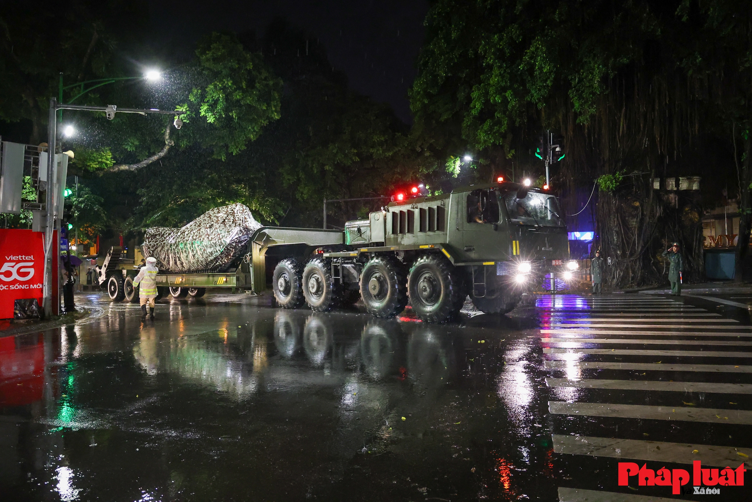 Hà Nội đón đoàn xe pháo quân sự tiến vào trung tâm, sẵn sàng cho lễ kỷ niệm 80 năm Quốc khánh