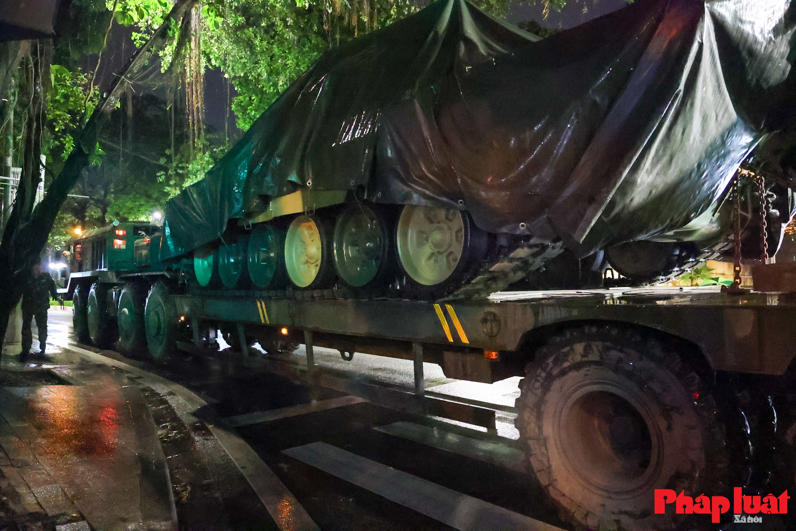 Hà Nội đón đoàn xe pháo quân sự tiến vào trung tâm, sẵn sàng cho lễ kỷ niệm 80 năm Quốc khánh