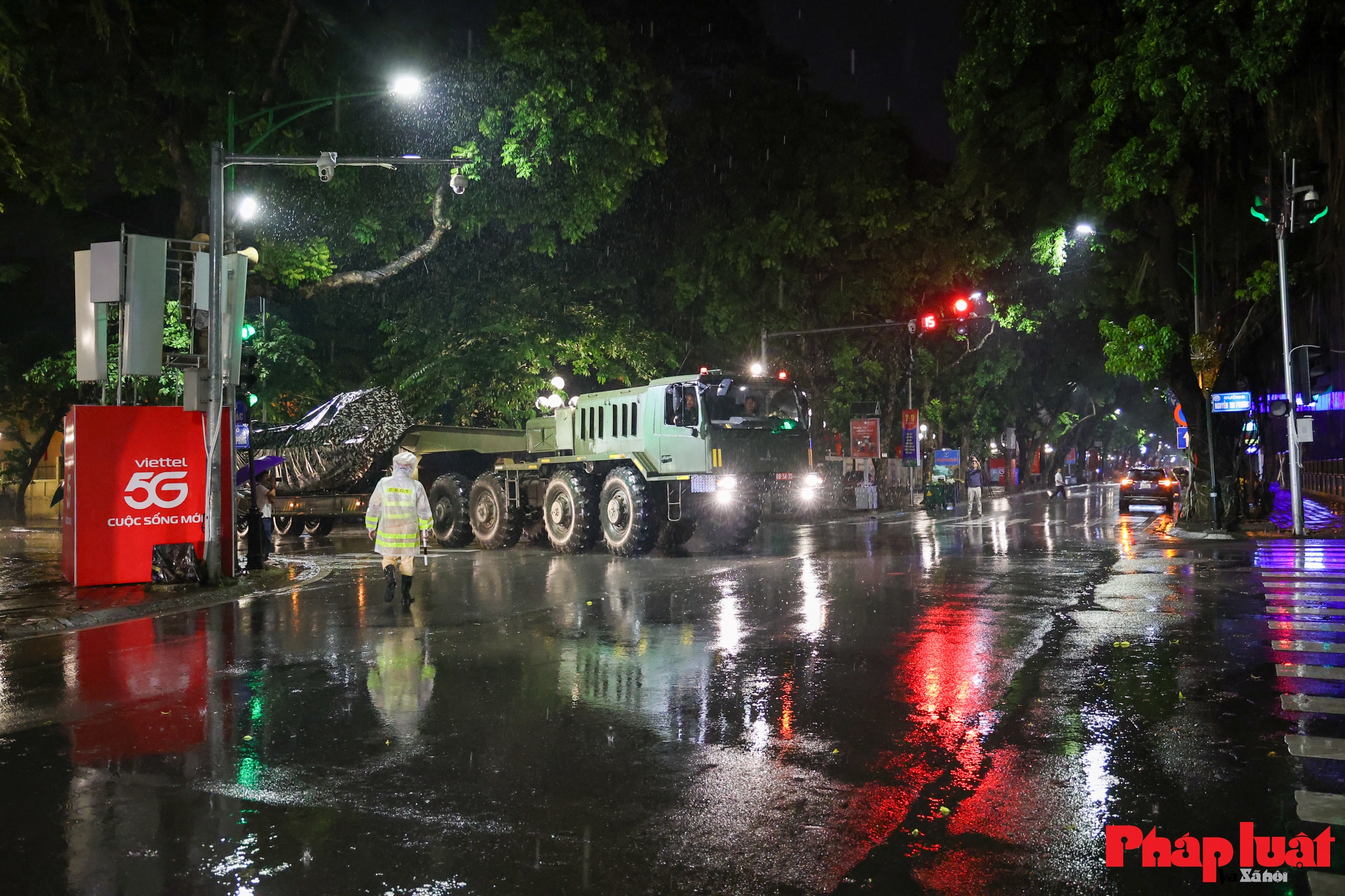 Hà Nội đón đoàn xe pháo quân sự tiến vào trung tâm, sẵn sàng cho lễ kỷ niệm 80 năm Quốc khánh