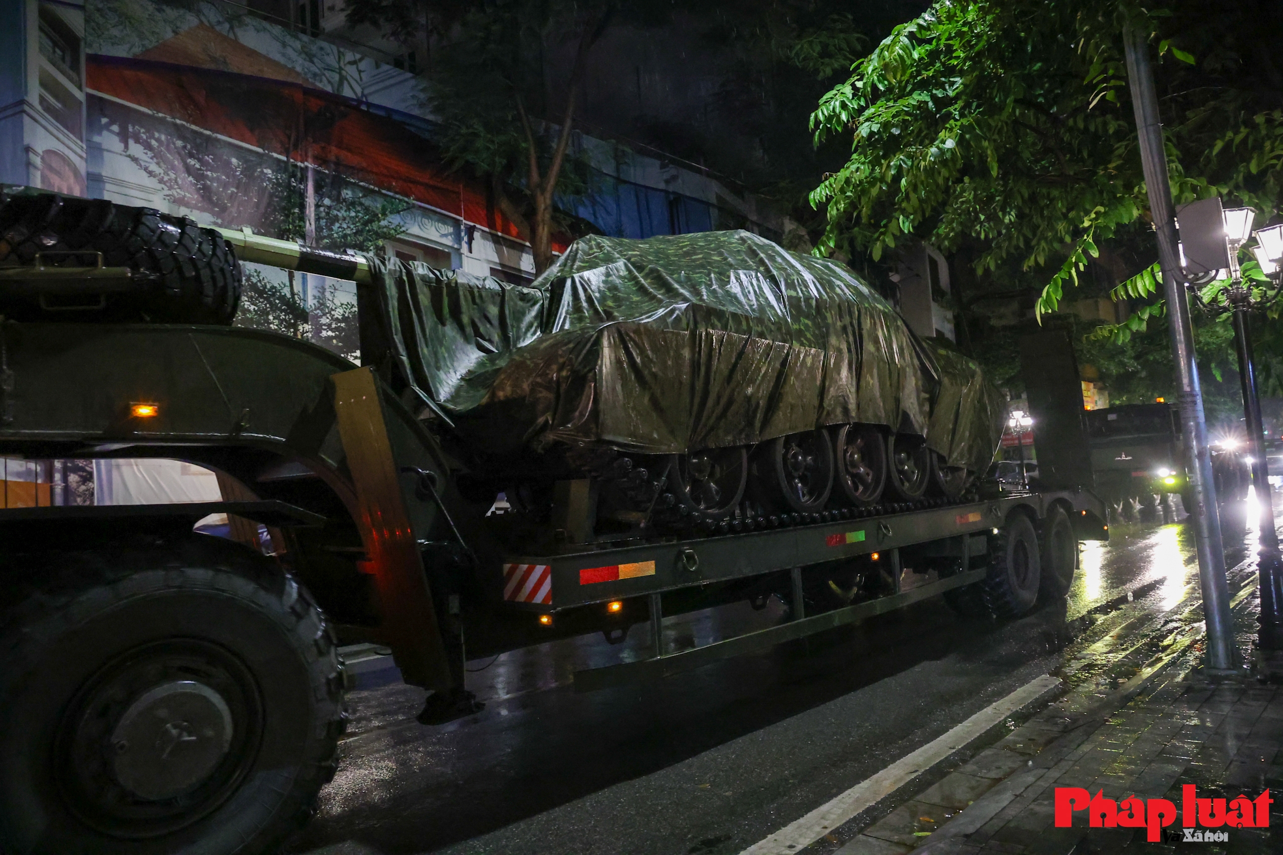 Hà Nội đón đoàn xe pháo quân sự tiến vào trung tâm, sẵn sàng cho lễ kỷ niệm 80 năm Quốc khánh