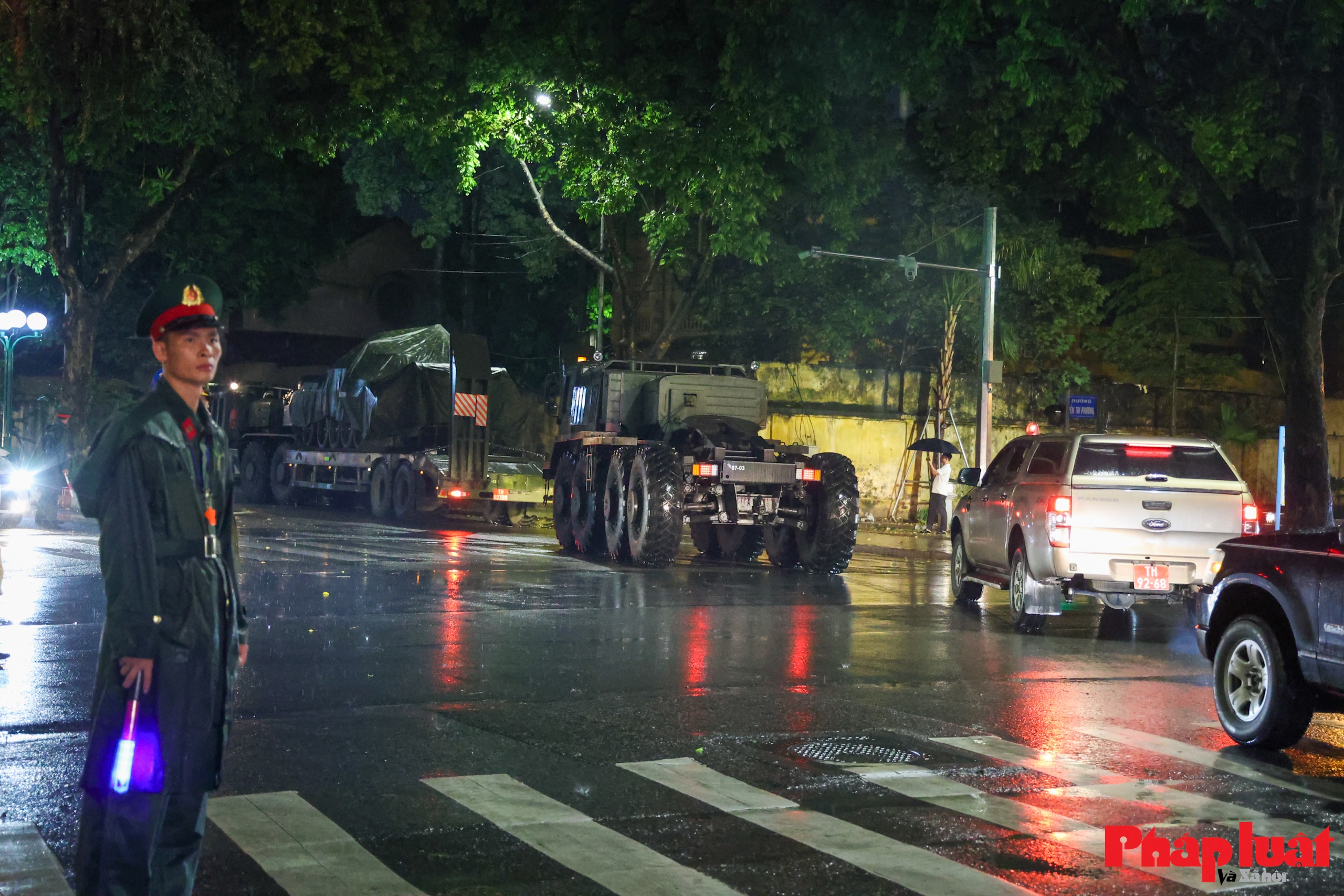 Hà Nội đón đoàn xe pháo quân sự tiến vào trung tâm, sẵn sàng cho lễ kỷ niệm 80 năm Quốc khánh