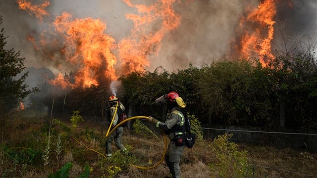 Tây Ban Nha đối mặt với 20 đám cháy rừng lớn giữa nắng nóng khắc nghiệt