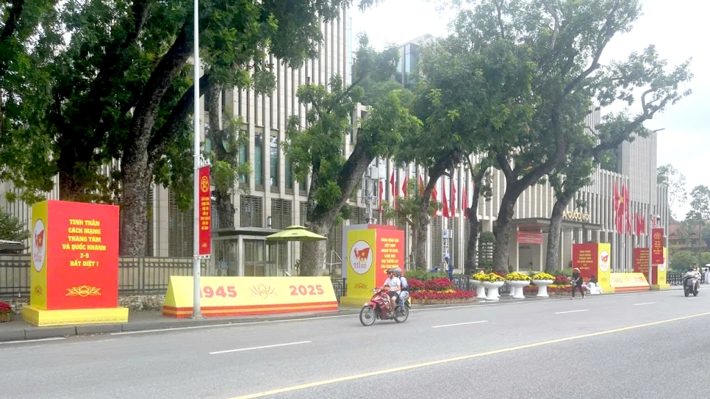 Hà Nội rợp bóng cờ hoa đón mừng Đại lễ 2/9