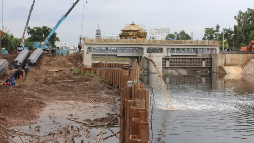 “Vượt nắng, thắng mưa” trên công trình đập dâng đầu tiên “hồi sinh” sông Tô Lịch