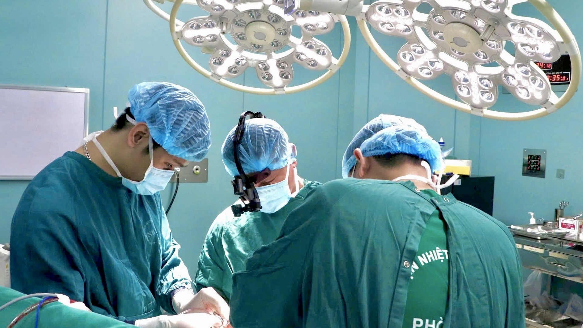 Cứu sống bệnh nhân nguy kịch với “quả bom nổ chậm” trong đầu