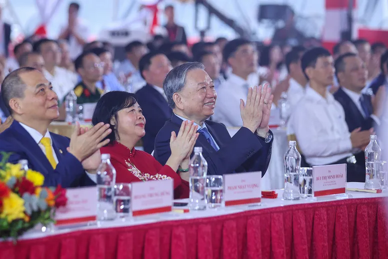 Tổng Bí thư Tô Lâm dự lễ khởi công, khánh thành 250 công trình tại điểm cầu trung tâm. Ảnh: VGP/Nhật Bắc Tổng Bí thư Tô Lâm dự lễ khởi công, khánh thành 250 công trình tại điểm cầu trung tâm. Ảnh: VGP/Nhật Bắc