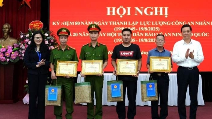 Hai bảo vệ chung cư mưu trí, dũng cảm khống chế đối tượng trộm cắp xe máy