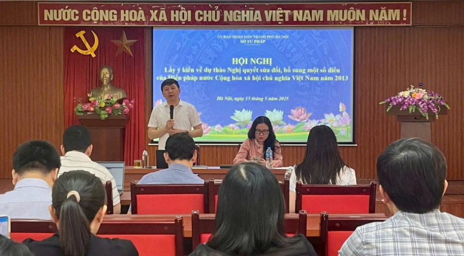 Phó Giám đốc Sở Tư pháp TP Hà Nội Nguyễn Công Anh phát biểu tại Hội nghị lấy ý kiến về dự thảo Nghị quyết sửa đổi, bổ sung một số điều của Hiến pháp năm 2013.