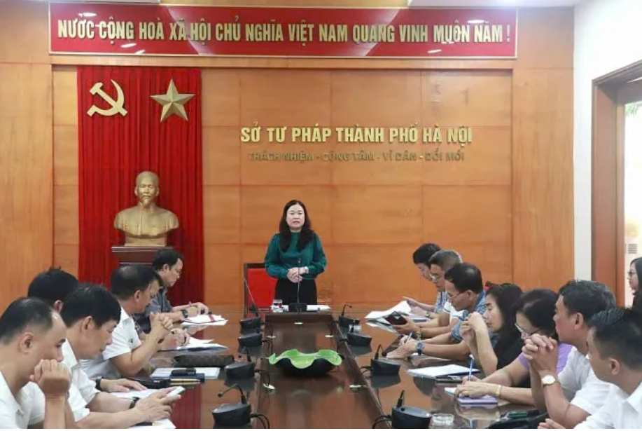 Phó Giám đốc Sở Tư pháp TP Hà Nội Phạm Thị Thanh Hương chủ tri cuộc họp về công tác tư pháp.
