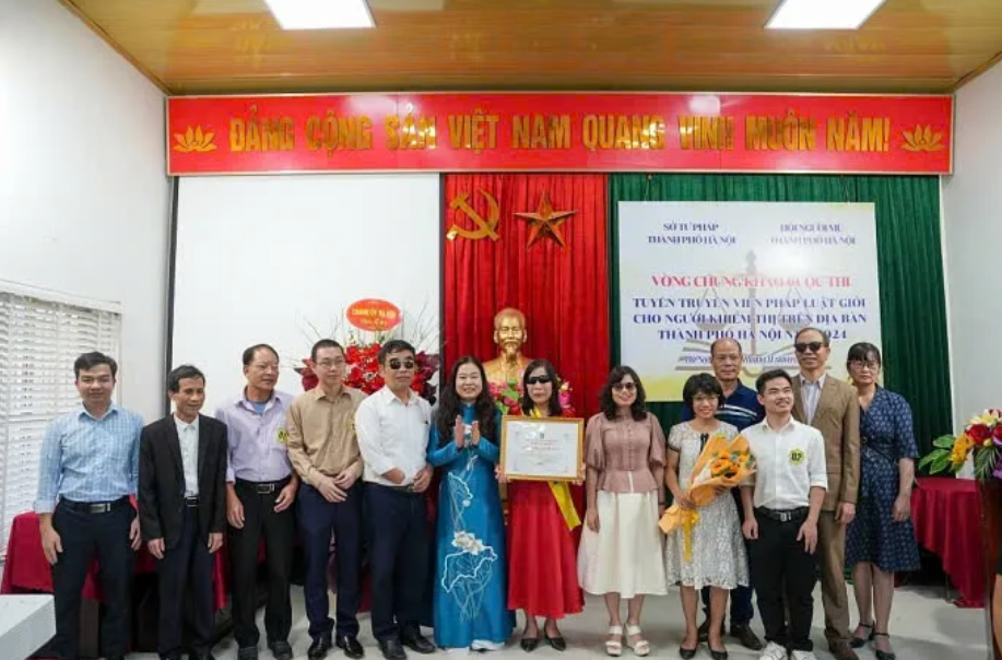 Hưởng ứng Ngày Pháp luật Việt Nam năm 2024, nhằm nâng cao nhận thức của xã hội về quyền của người khuyết tật, tăng cường hiểu biết pháp luật cho người khuyết tật, Sở Tư pháp TP Hà Nội tổ chức Cuộc thi “Tuyên truyền viên pháp luật giỏi cho người khiếm thị trên địa bàn TP Hà Nội”.