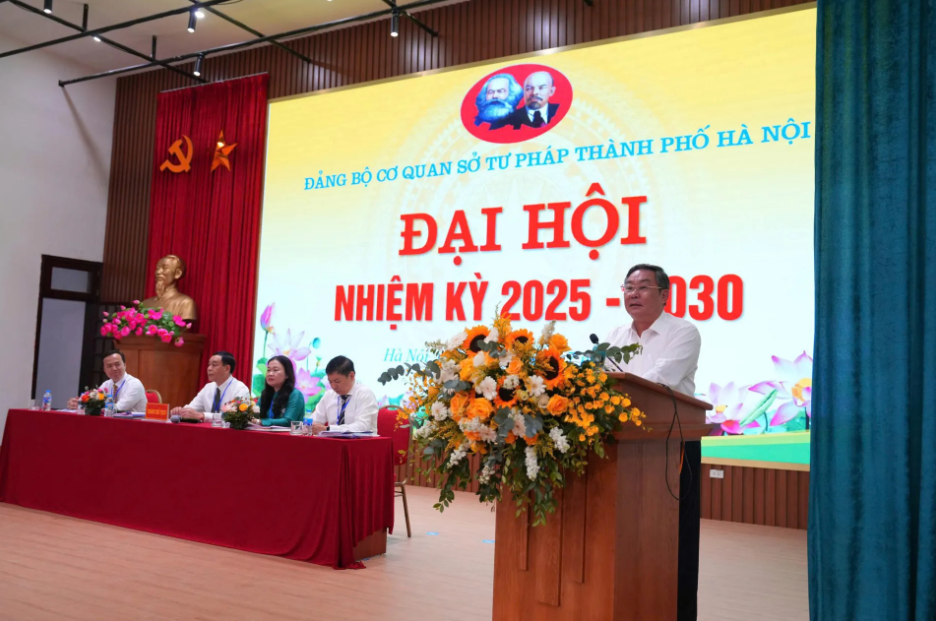 Phó Chủ tịch Thường trực UBND TP Hà Nội Lê Hồng Sơn phát biểu tại Đại hội Đảng bộ cơ quan Sở Tư pháp TP Hà Nội nhiệm kỳ 2025-2030.