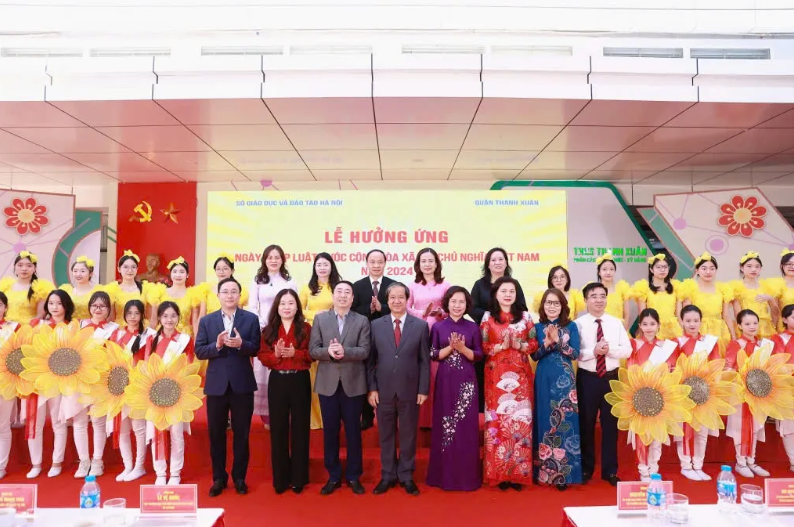 Lãnh đạo Cục Phổ biến giáo dục pháp luật và Trợ giúp pháp lý cùng lãnh đạo Sở Tư pháp TP Hà Nội, lãnh đạo Bộ Giáo dục và Đào tạo tham dự lễ hưởng ứng Ngày Pháp luật Việt Nam năm 2024 tại Trường THCS Thanh Xuân, Hà Nội.