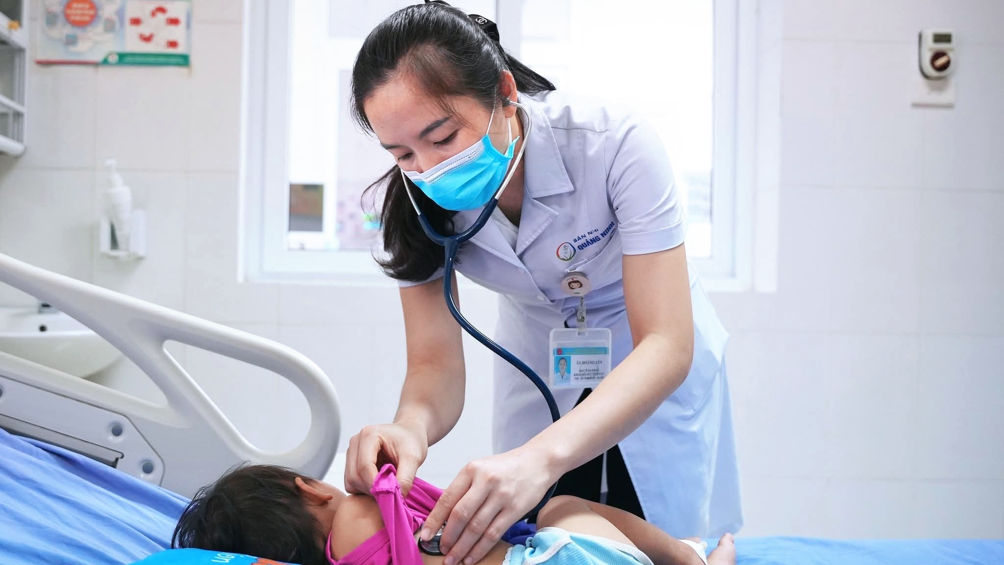 Cứu sống bé gái 21 tháng tuổi hôn mê do bị rắn cạp nia cắn