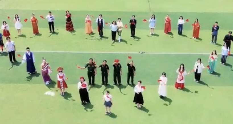 MV "Viết tiếp câu chuyện hòa bình" bằng 13 thứ tiếng gây sốt