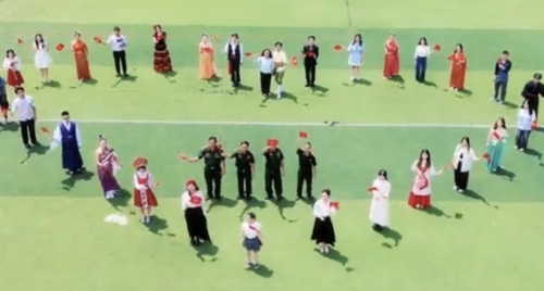 MV "Viết tiếp câu chuyện hòa bình" bằng 13 thứ tiếng gây sốt